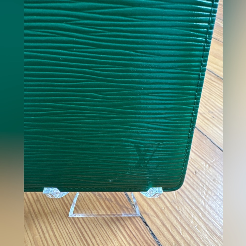 Authentic Louis Vuitton Green Epi wallet-paint has been touched up on int/ext - Picture 3 of 13